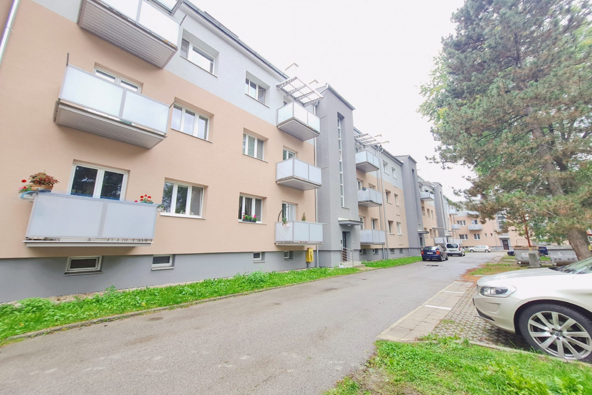  ---  P R E D A N E   --- PREDAJ: priestranný 2i byt Brezno /Švermova ul./