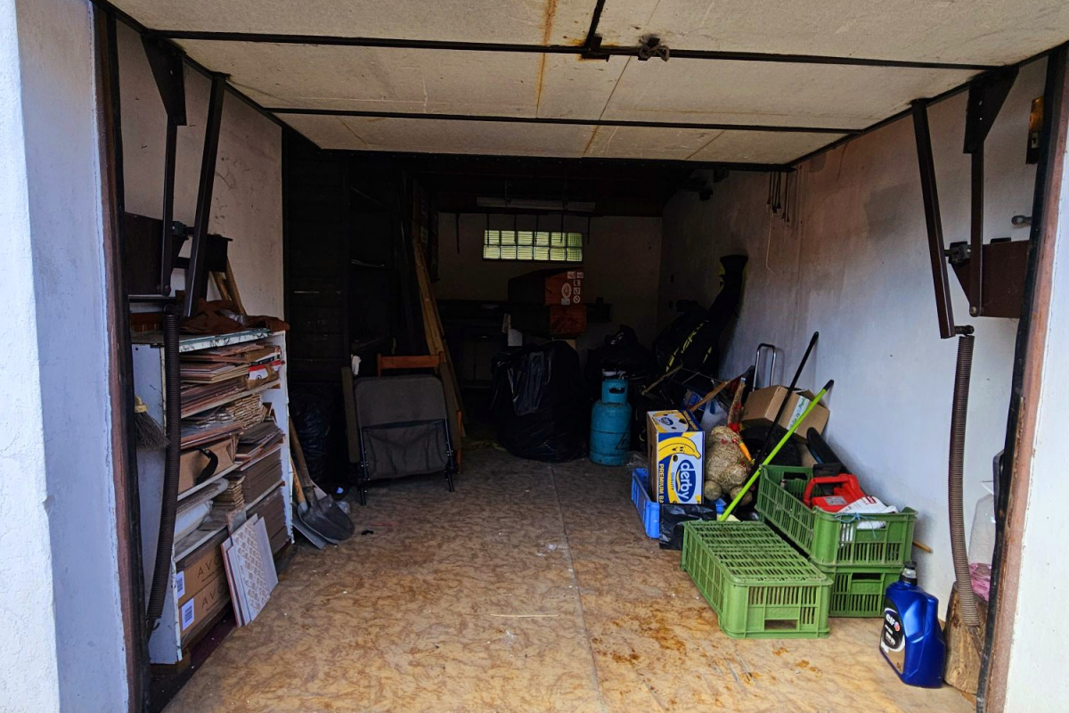  -  P R E D A N É -  murovaná garáž 19m2 s elektrinou v Brezne