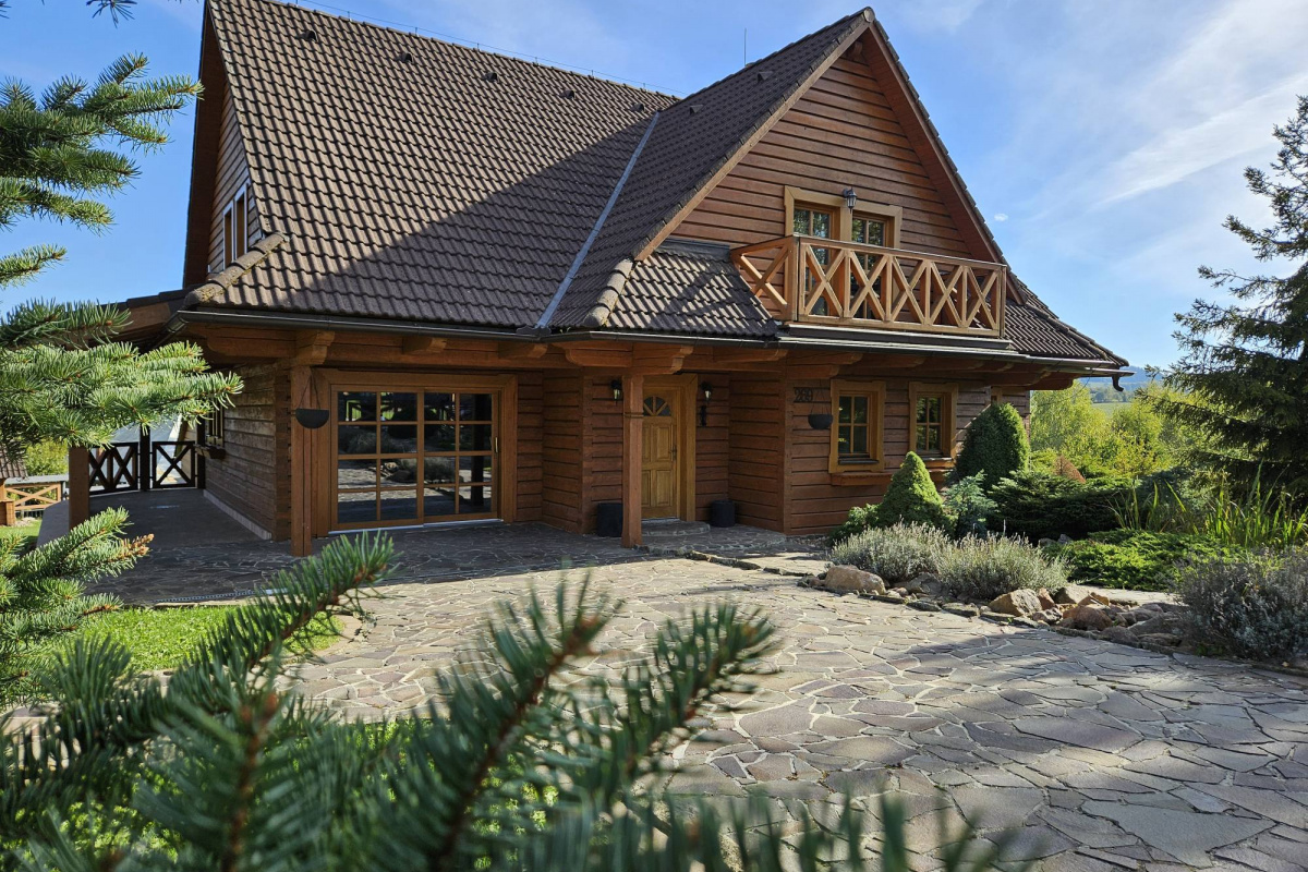  -- P R E D A N É --Predaj: moderný 5i zrub s bazénom, záhr. domčekmi, krásne prostredie