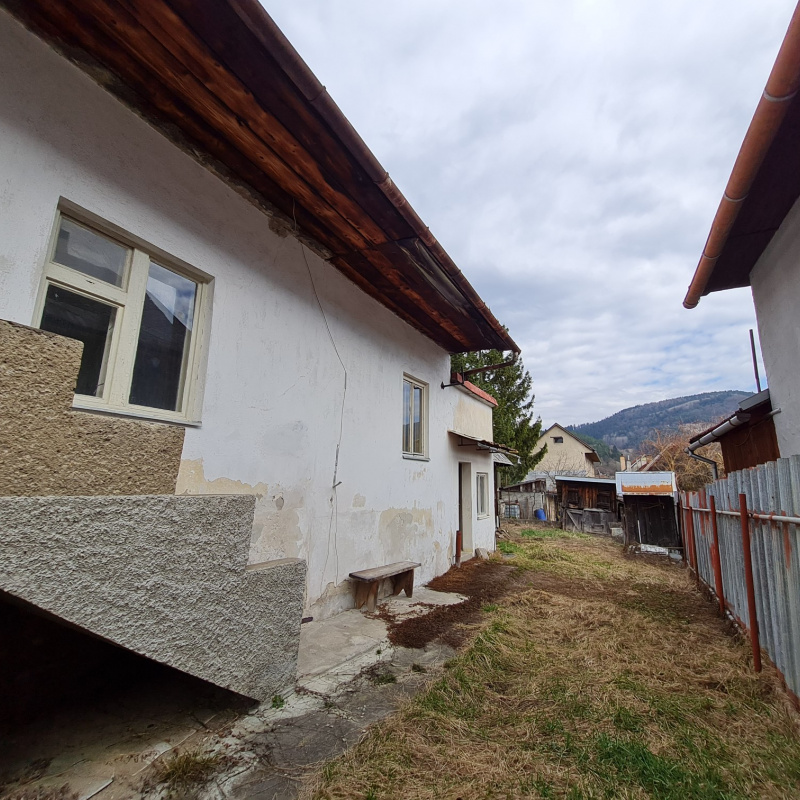  Nehnuteľnosti / PREDAJ: dom v pôvodnom stave v obci Brusno s právoplatným stav. povolením  19min od BB - foto