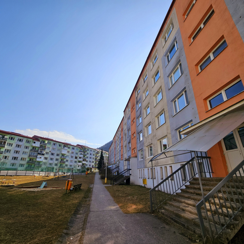  Nehnuteľnosti / PREDAJ- slnečný 2i byt 64m2 v tichej lokalite- Podbrezová, Štiavnička - foto