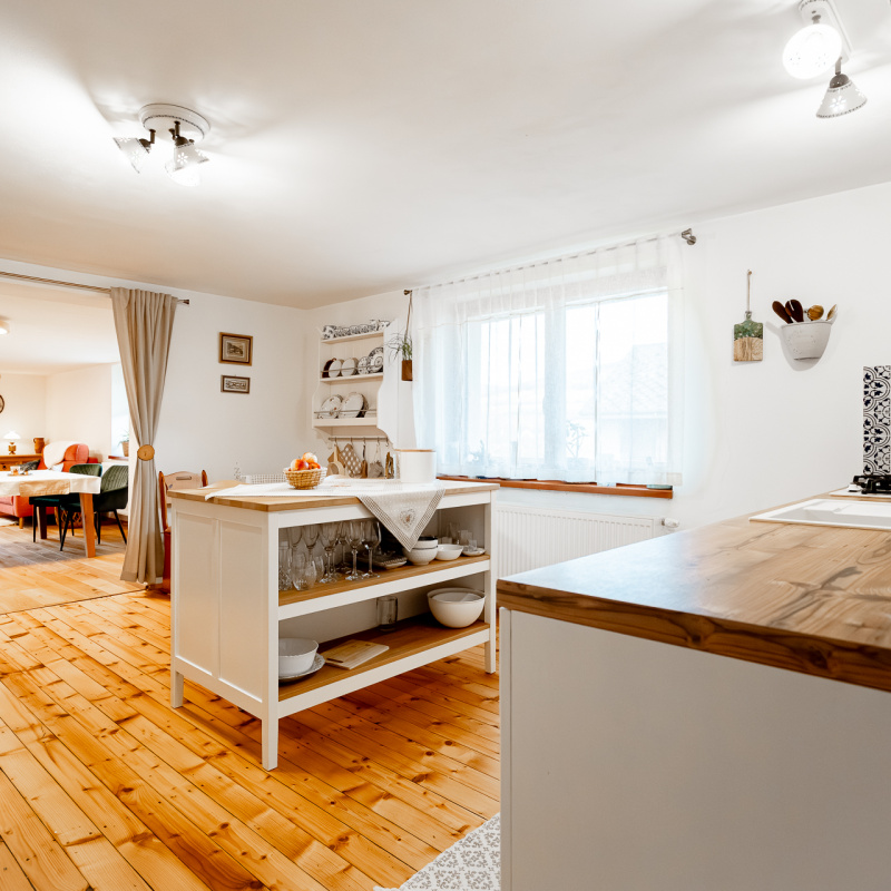  Nehnuteľnosti / Zrekonštruovaná chalupa Horehronie, výhľad na Kráľovu hoľu - foto