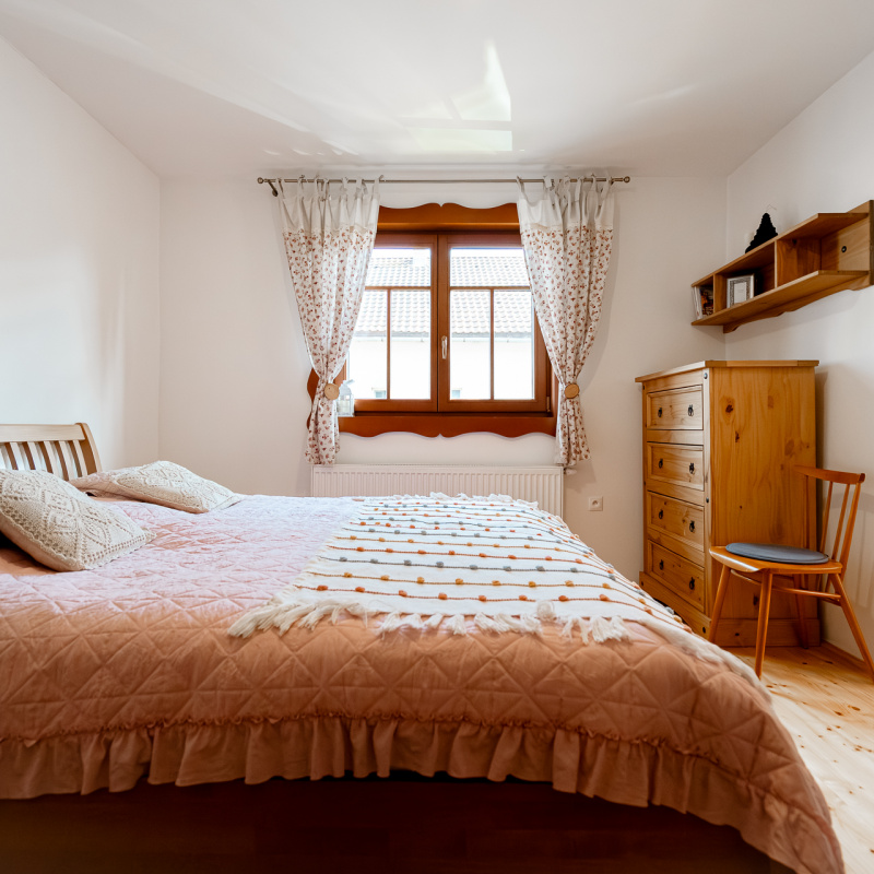  Nehnuteľnosti / Zrekonštruovaná chalupa Horehronie, výhľad na Kráľovu hoľu - foto