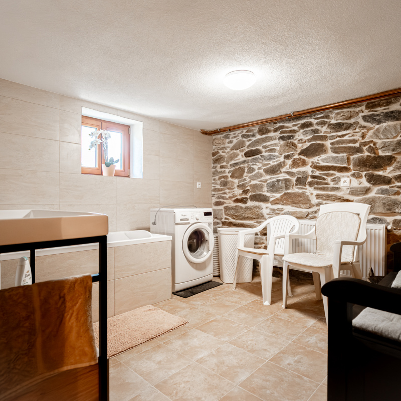  Nehnuteľnosti / Zrekonštruovaná chalupa Horehronie, výhľad na Kráľovu hoľu - foto