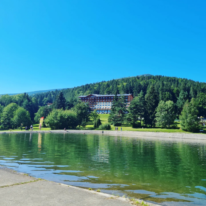  Nehnuteľnosti / NA PREDAJ: Slnečný pozemok 1000 m² pár minút od Krpáčova - foto