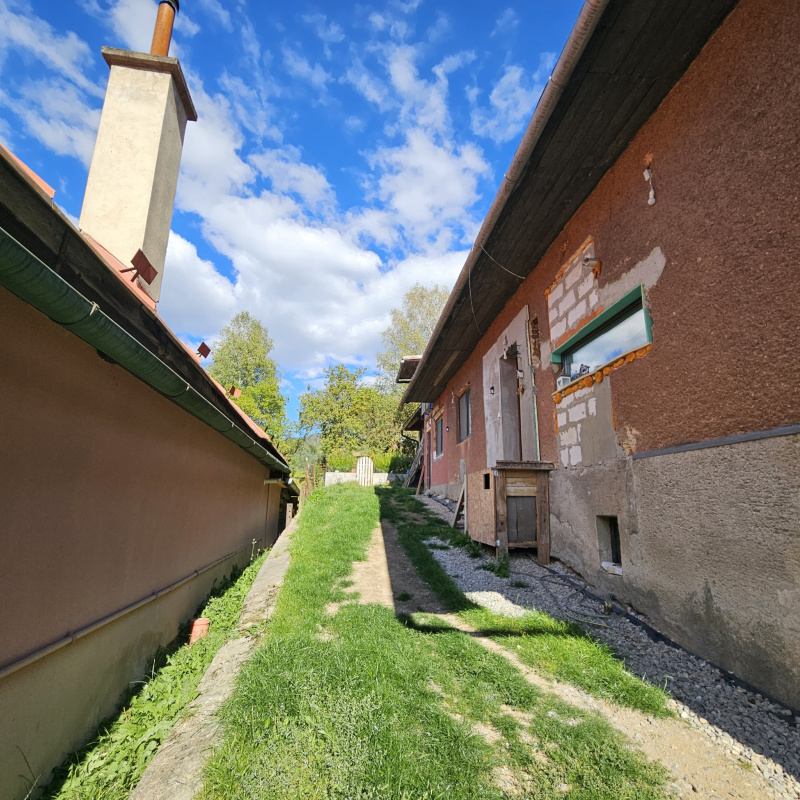  Nehnuteľnosti / Rodinný dom po čiastočnej rekonštrukcii v Pohronskej Polhore-bývanie, ktoré si dokončíte podľa seba - foto