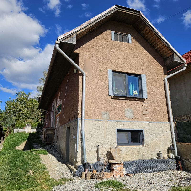  Nehnuteľnosti / Rodinný dom po čiastočnej rekonštrukcii v Pohronskej Polhore-bývanie, ktoré si dokončíte podľa seba - foto