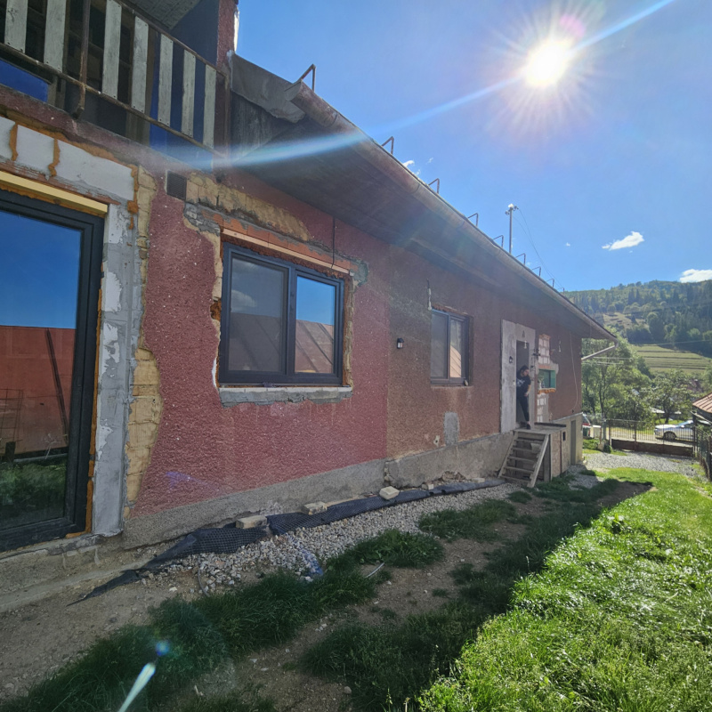  Nehnuteľnosti / Rodinný dom po čiastočnej rekonštrukcii v Pohronskej Polhore-bývanie, ktoré si dokončíte podľa seba - foto