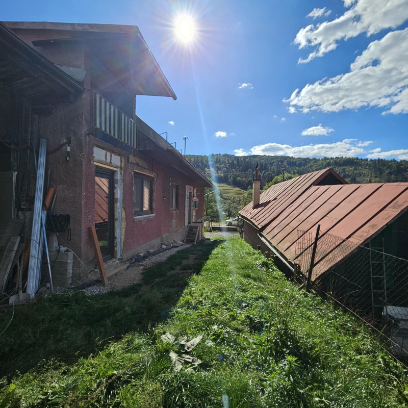  Nehnuteľnosti / Rodinný dom po čiastočnej rekonštrukcii v Pohronskej Polhore-bývanie, ktoré si dokončíte podľa seba - foto