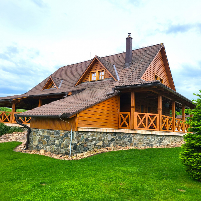  Nehnuteľnosti / PREDAJ: moderný 5i zrub s veľkorysým pozemkom, garážou, prístreškom, bazénom a záhradnými domčekmi - foto