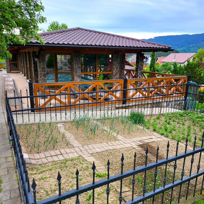  Nehnuteľnosti / PREDAJ: moderný 5i zrub s veľkorysým pozemkom, garážou, prístreškom, bazénom a záhradnými domčekmi - foto