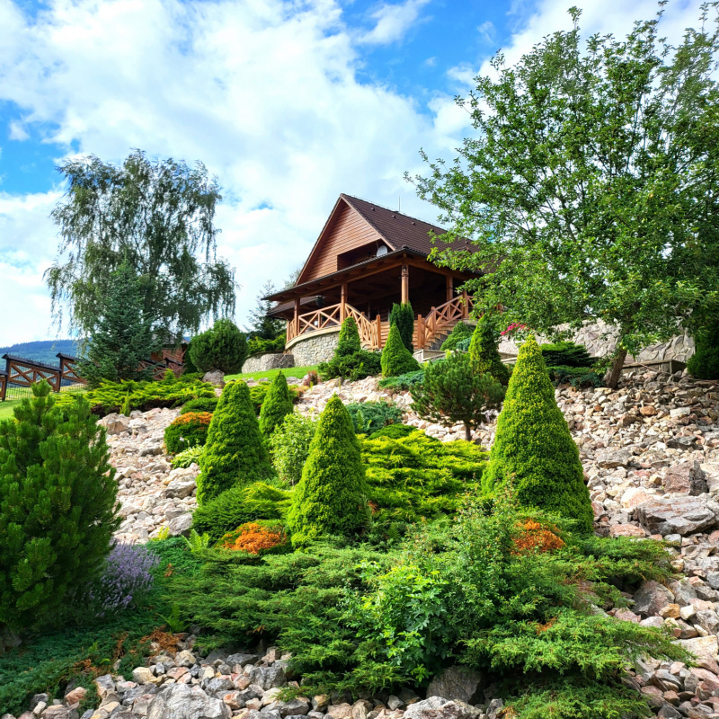  Nehnuteľnosti / PREDAJ: moderný 5i zrub s veľkorysým pozemkom, garážou, prístreškom, bazénom a záhradnými domčekmi - foto