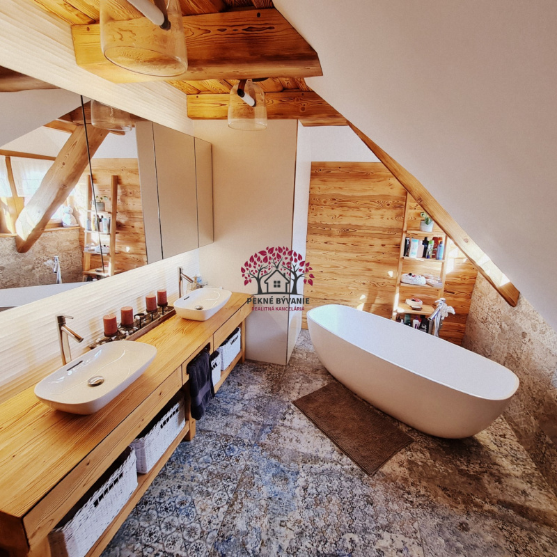  Nehnuteľnosti / PREDAJ: moderný 5i zrub s veľkorysým pozemkom /2973m2/, garážou, prístreškom, bazénom a záhradnými domčekmi - foto