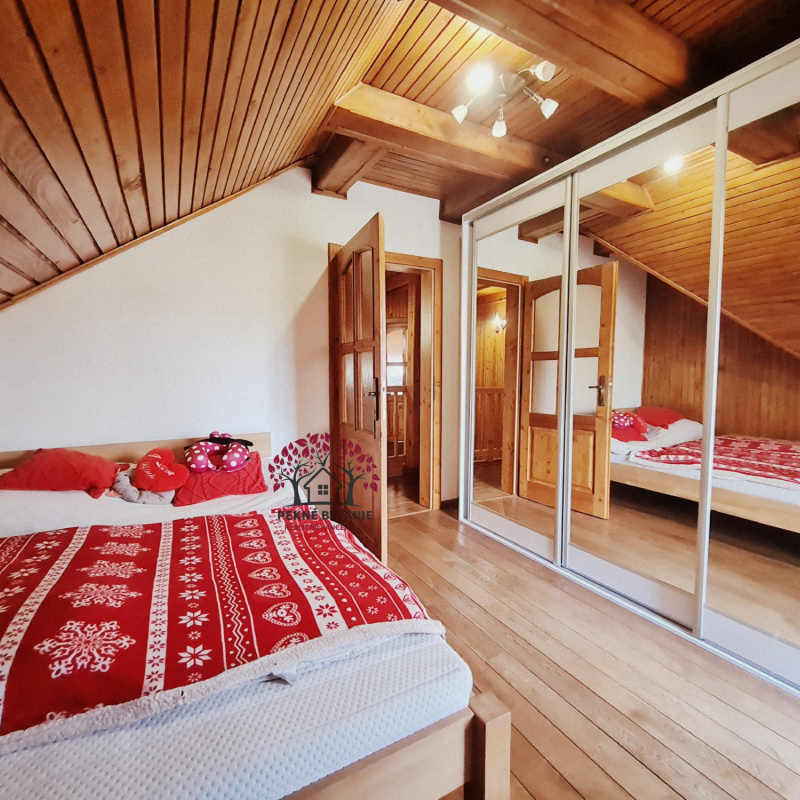  Nehnuteľnosti / PREDAJ: moderný 5i zrub s veľkorysým pozemkom /2973m2/, garážou, prístreškom, bazénom a záhradnými domčekmi - foto