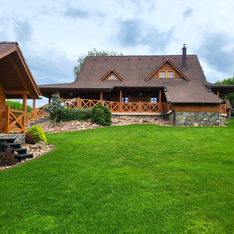  Nehnuteľnosti / PREDAJ: moderný 5i zrub s veľkorysým pozemkom /2973m2/, garážou, prístreškom, bazénom a záhradnými domčekmi - foto