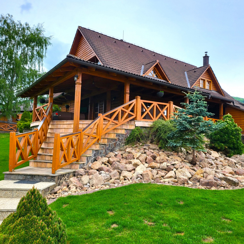  Nehnuteľnosti / PREDAJ: moderný 5i zrub s veľkorysým pozemkom /2973m2/, garážou, prístreškom, bazénom a záhradnými domčekmi - foto