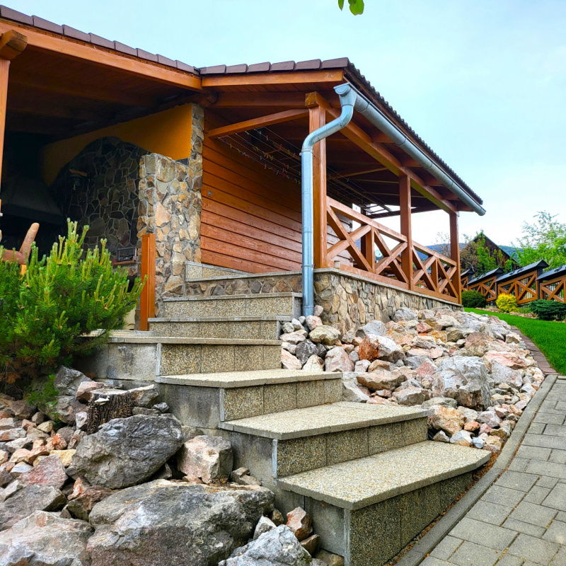  Nehnuteľnosti / PREDAJ: moderný 5i zrub s veľkorysým pozemkom /2973m2/, garážou, prístreškom, bazénom a záhradnými domčekmi - foto