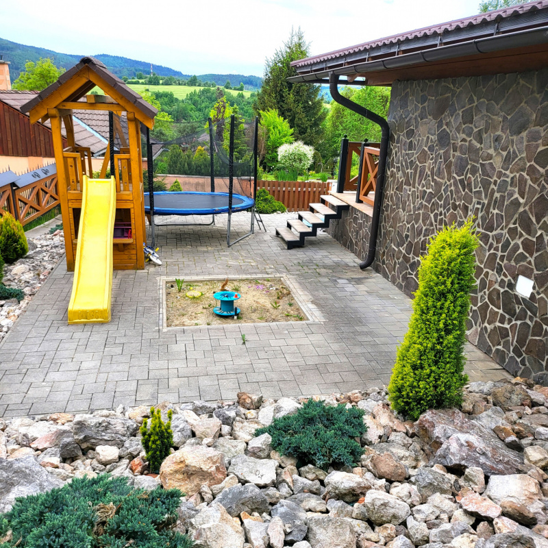  Nehnuteľnosti / PREDAJ: moderný 5i zrub s veľkorysým pozemkom /2973m2/, garážou, prístreškom, bazénom a záhradnými domčekmi - foto