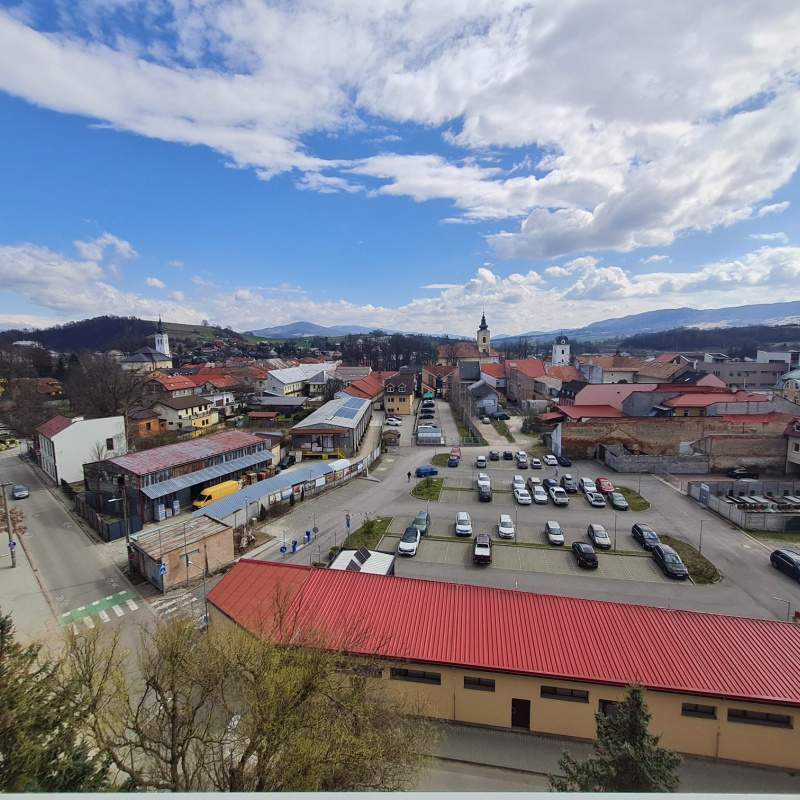  Nehnuteľnosti / R E Z E R V O V A N E - 3 i byt v centre Brezna 84m2 - foto
