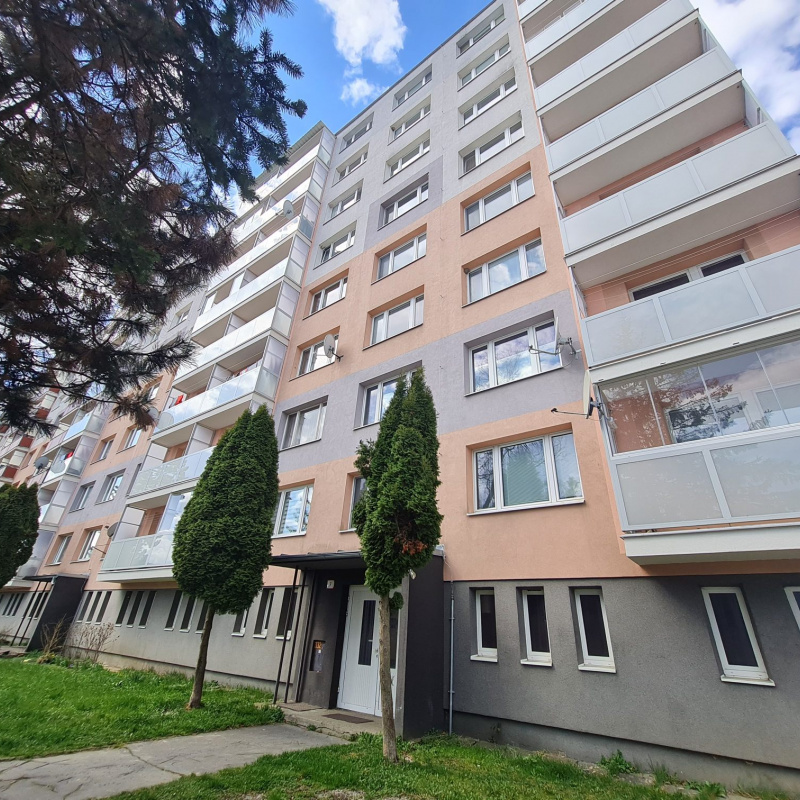  Nehnuteľnosti / R E Z E R V O V A N E - 3 i byt v centre Brezna 84m2 - foto