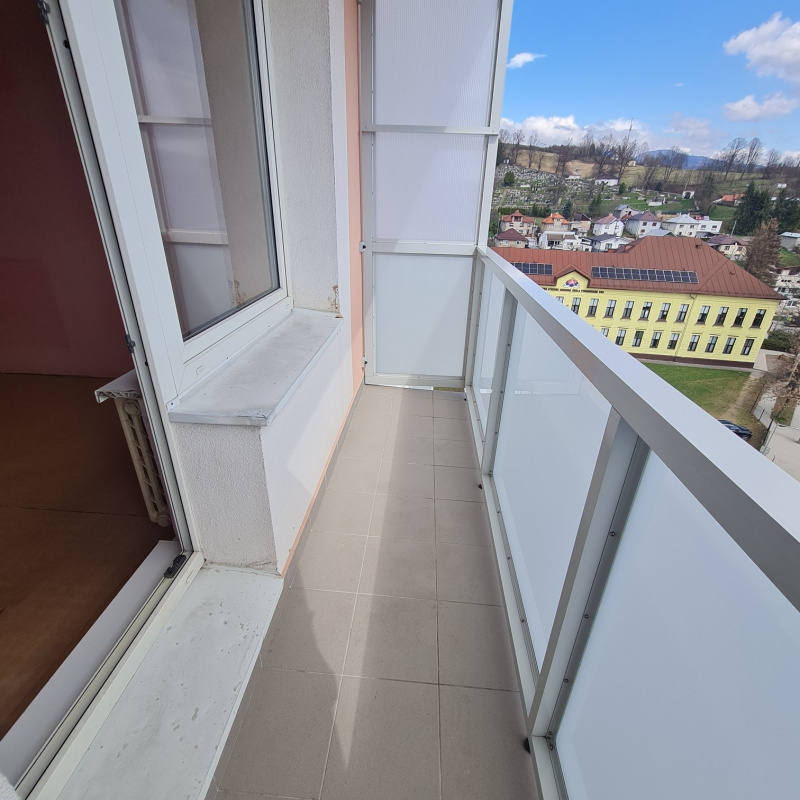  Nehnuteľnosti / R E Z E R V O V A N E - 3 i byt v centre Brezna 84m2 - foto