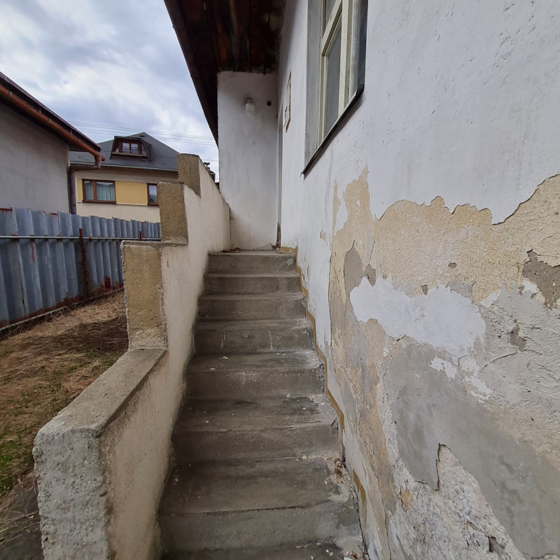  Nehnuteľnosti / PREDAJ: dom v pôvodnom stave v kúpeľnej obci Brusno  - foto