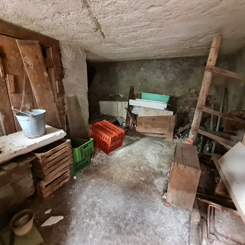  Nehnuteľnosti / PREDAJ: dom v pôvodnom stave v kúpeľnej obci Brusno  - foto