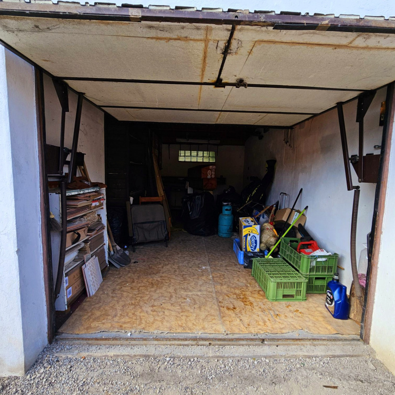  Nehnuteľnosti / PREDAJ: murovaná garáž 19m2 s elektrinou v Brezne - foto