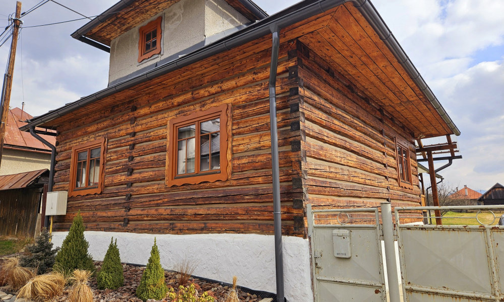 Zrekonštruovaná chalupa Horehronie, výhľad na Kráľovu hoľu