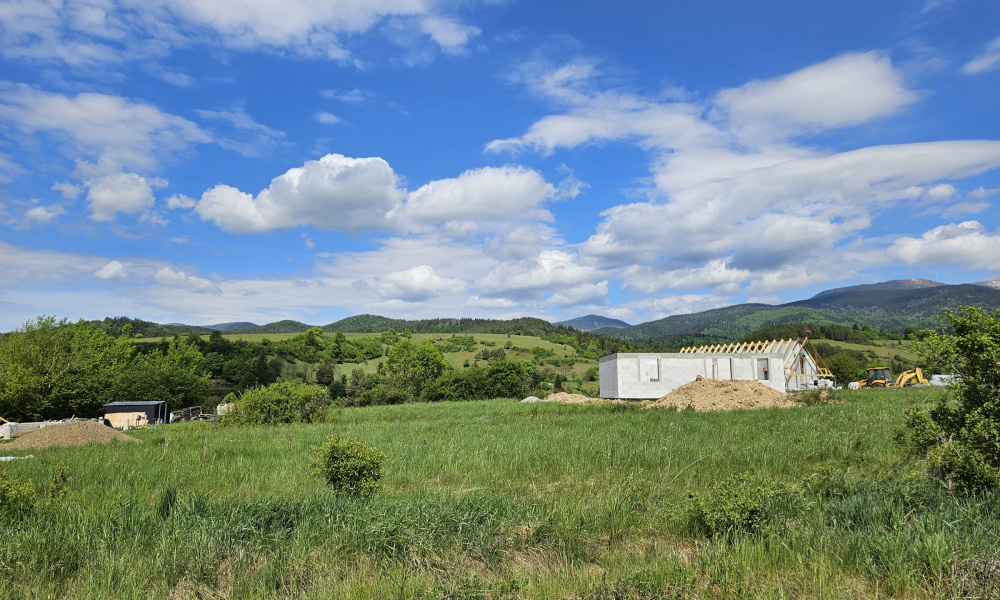 NA PREDAJ: Slnečný pozemok 1000 m² pár minút od Krpáčova