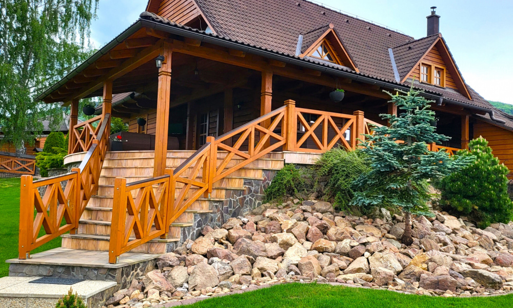 PREDAJ: moderný 5i zrub s veľkorysým pozemkom /2973m2/, garážou, prístreškom, bazénom a záhradnými domčekmi