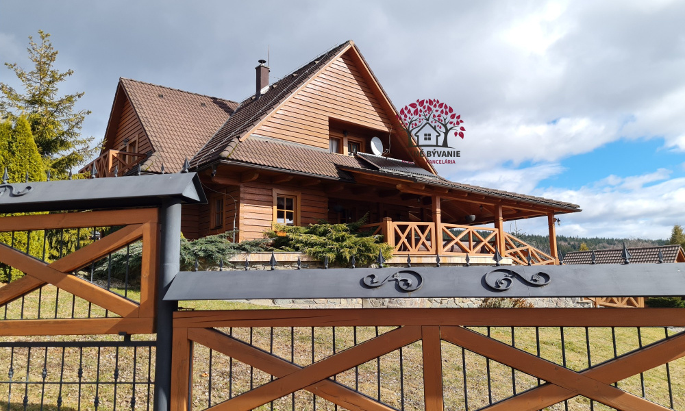 ZNÍŽENÁ CENA  - PREDAJ: moderný 5i zrub s veľkorysým pozemkom /2973m2/, garážou, prístreškom, bazénom a záhradnými domčekmi