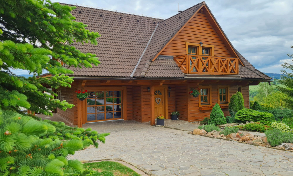 ZNIZENA  CENA !! Predaj: moderný 5i zrub s bazénom, záhr. domčekmi, krásne prostredie