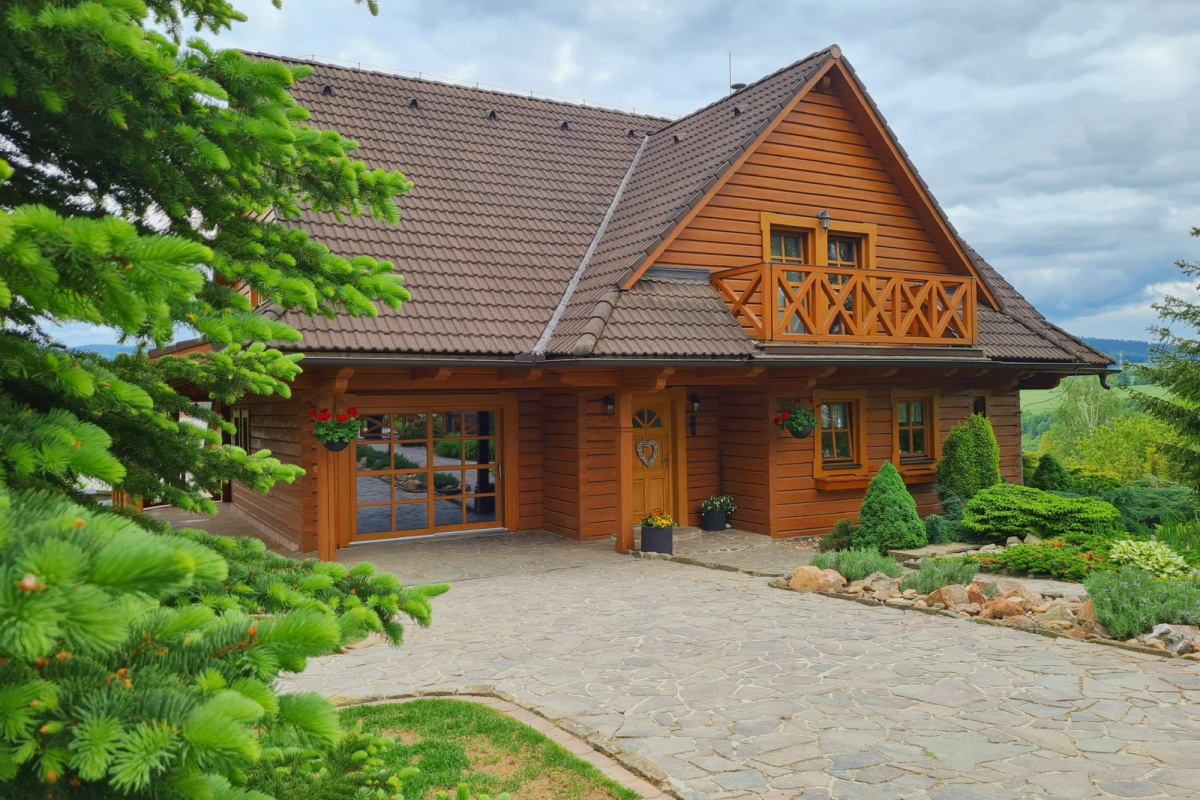 ZNIZENA  CENA !! Predaj: moderný 5i zrub s bazénom, záhr. domčekmi, krásne prostredie