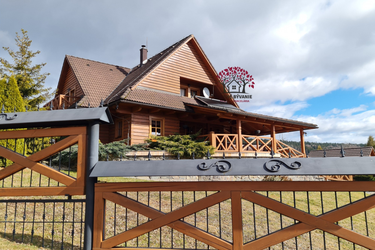 ZNÍŽENÁ CENA  - PREDAJ: moderný 5i zrub s veľkorysým pozemkom /2973m2/, garážou, prístreškom, bazénom a záhradnými domčekmi