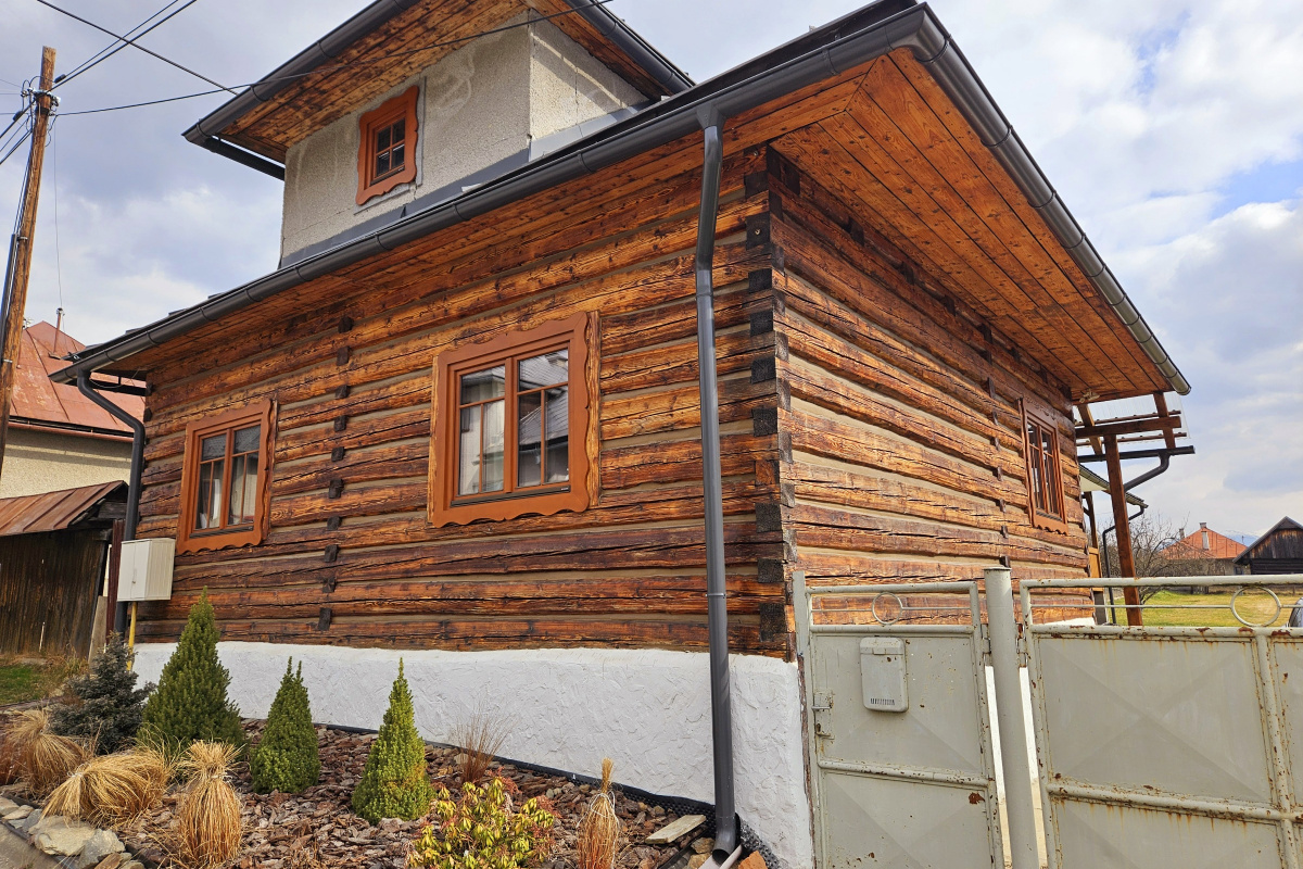 Zrekonštruovaná chalupa Horehronie, výhľad na Kráľovu hoľu